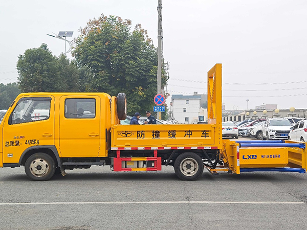 福田领航S1防撞车